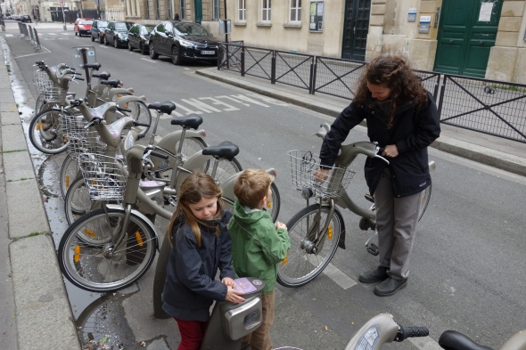 That's when we saw these.  Empty Paris + family bike ride = perfection!
